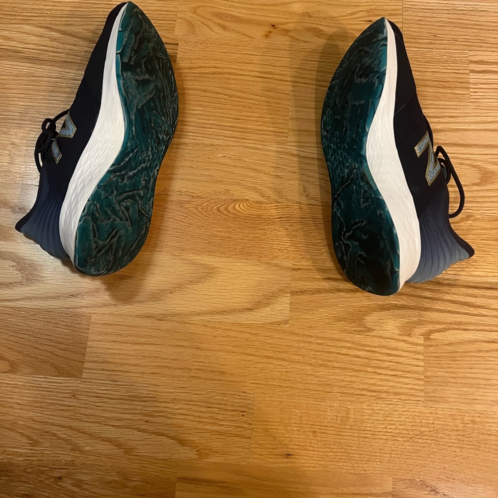 New Balance Roav V1 Navy and White Women Athletic Shoes - Picture 4 of 4